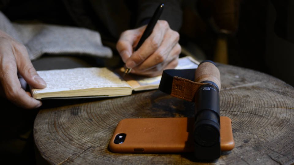 Shoulderpod S2 smartphone handle grip for iphone